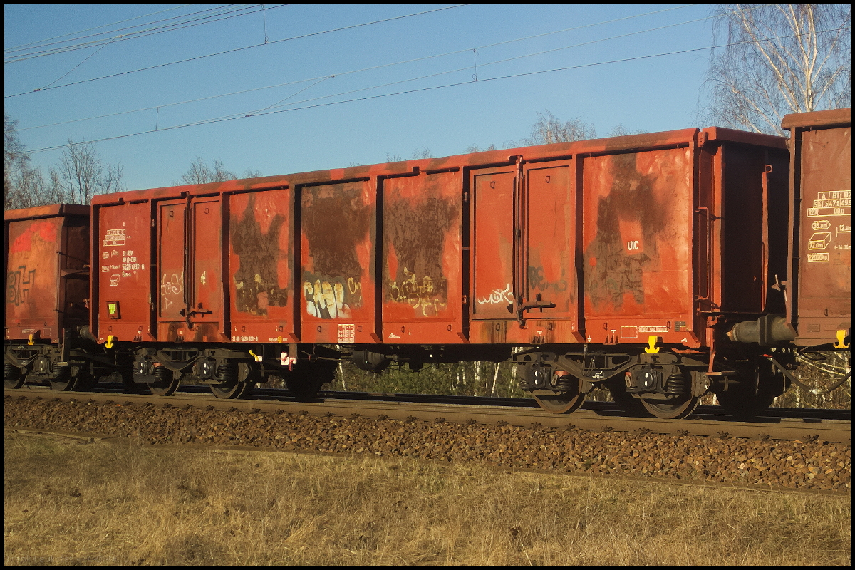 Der vierachsige offene Drehgestell-Wagen der Gattung Eas-x 073 der DB AG war als Schadwagen in einem gemischten Güterzug eingereiht, der am 06.04.2018 durch die Berliner Wuhlheide fuhr (31 RIV 80 D-DB 5426 031-6 Eas-x 073).