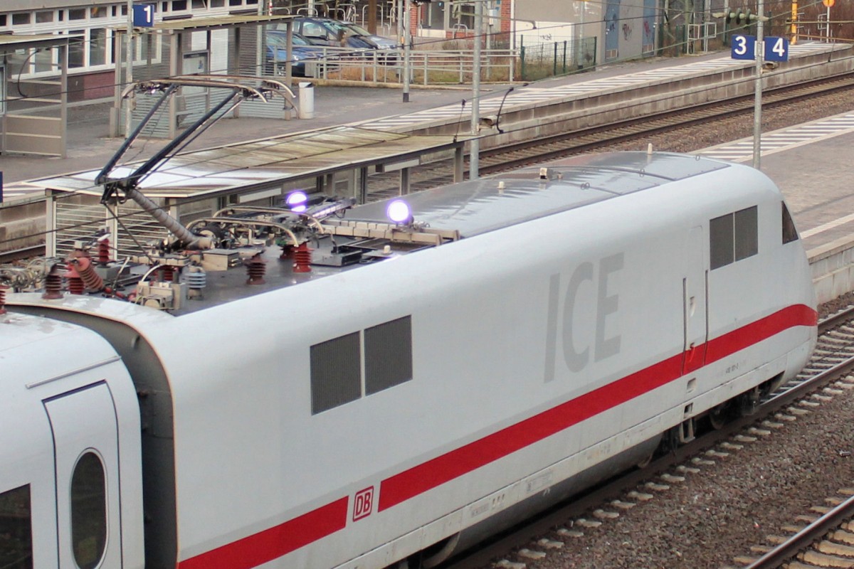 Detailansicht: Messzug ICE 410 101-0, der Stromabnehmer wird angestrahlt und von der Kamera überwacht. Tostedt 26.01.2016
