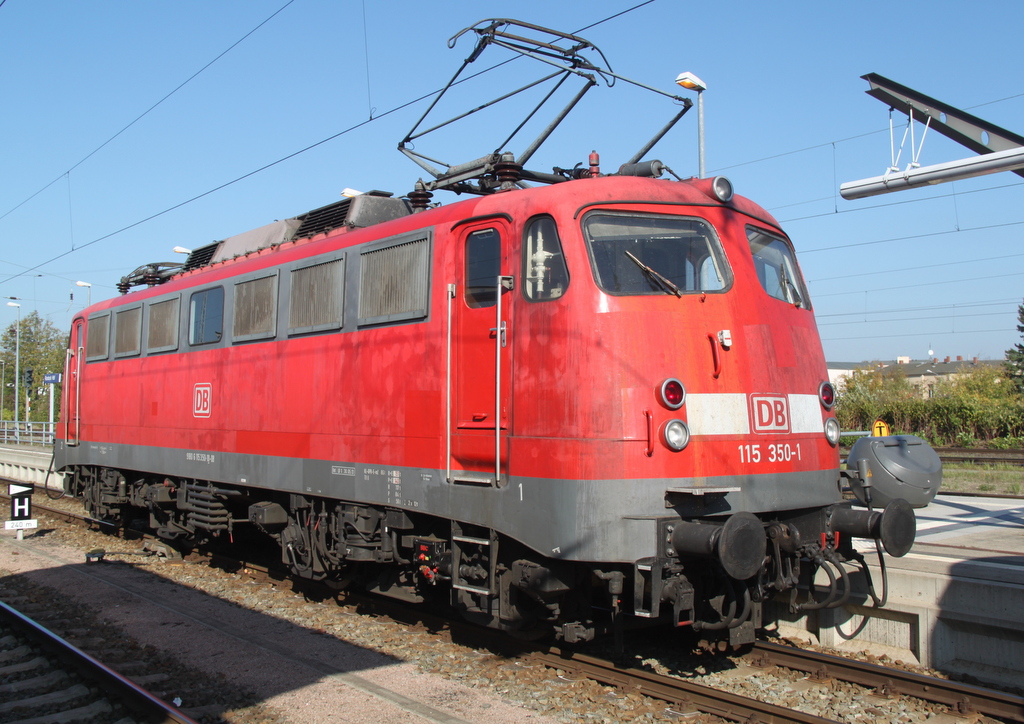 Die 49 jhrige 115 350-1(DB Fernverkehr AG)brachte am 04.10.2014 den 
IC 2404(Stralsund-Kln)bis Rostock Hbf