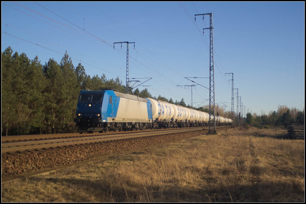 Die bei RheinCargo eingesetzte 185 523-8 fuhr mit Kesselwagen von GATX am 06.04.2018 durch die Berliner Wuhlheide.