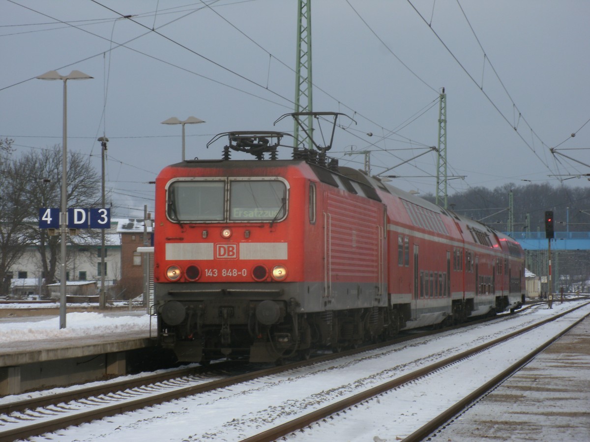 Die Cottbuser 143 848-0 sprang,am 26.Januar 2014,für 429 029 ein und übernahm den RE 13010 von Sassnitz nach Rostock.Hier beim Halt in Bergen/Rügen.