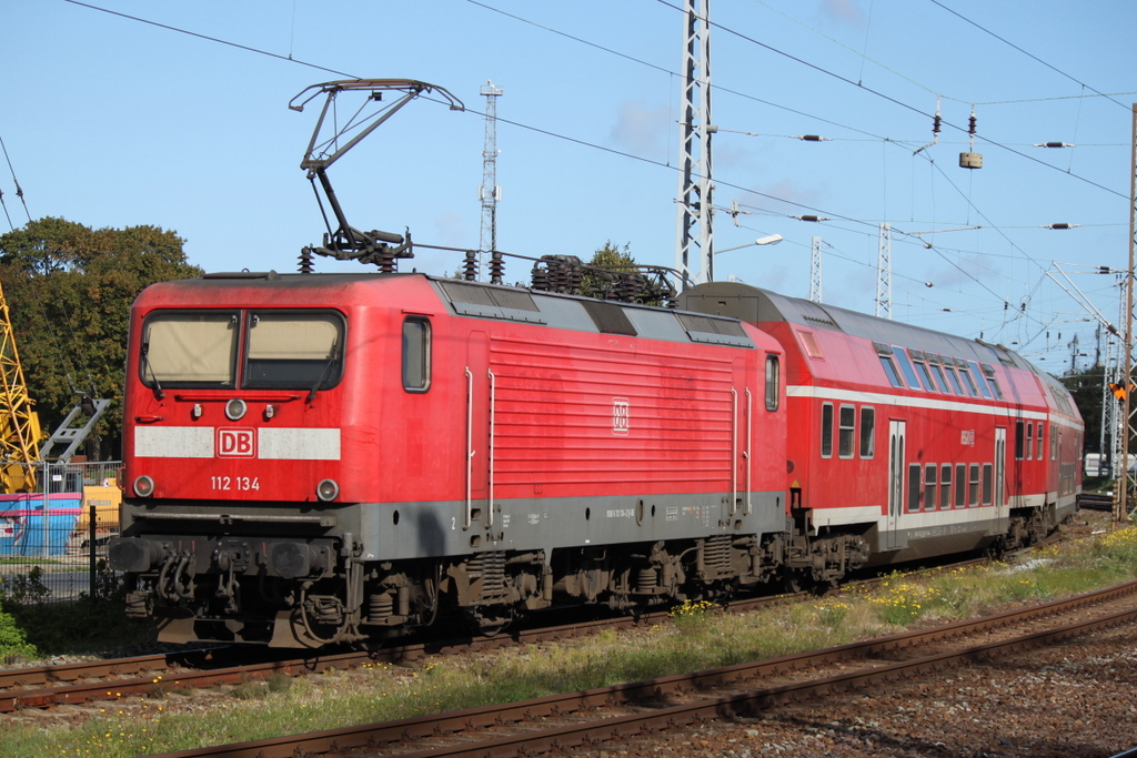 Die Dortmunder 112 134-2 mit RE 18590 von Berlin Hbf(tief)nach Warnemnde bei der Einfahrt in Warnemnde.26.09.2015