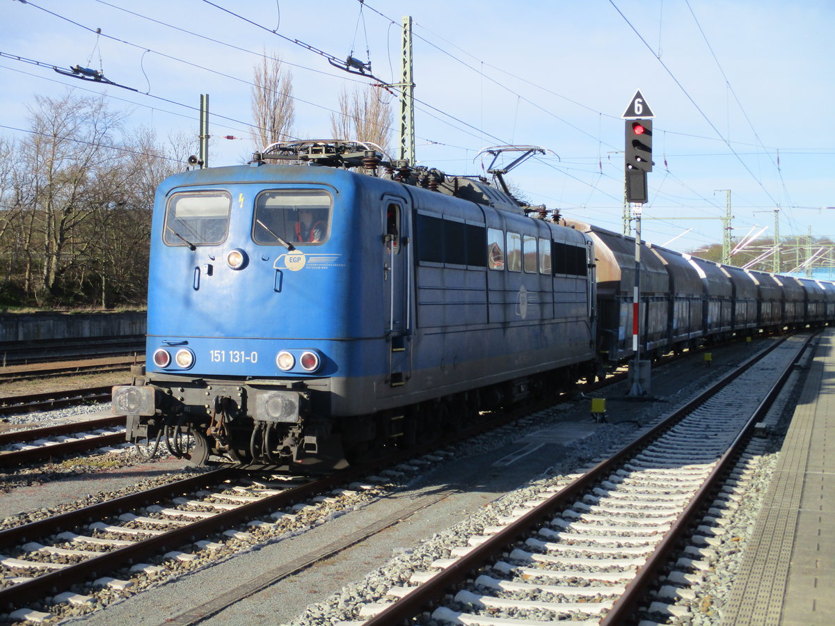Die EGP 151 131 drckte den ersten Teil Kreidewagen in Bergen/Rgen,am 17.April 2020,nach Gleis 23.