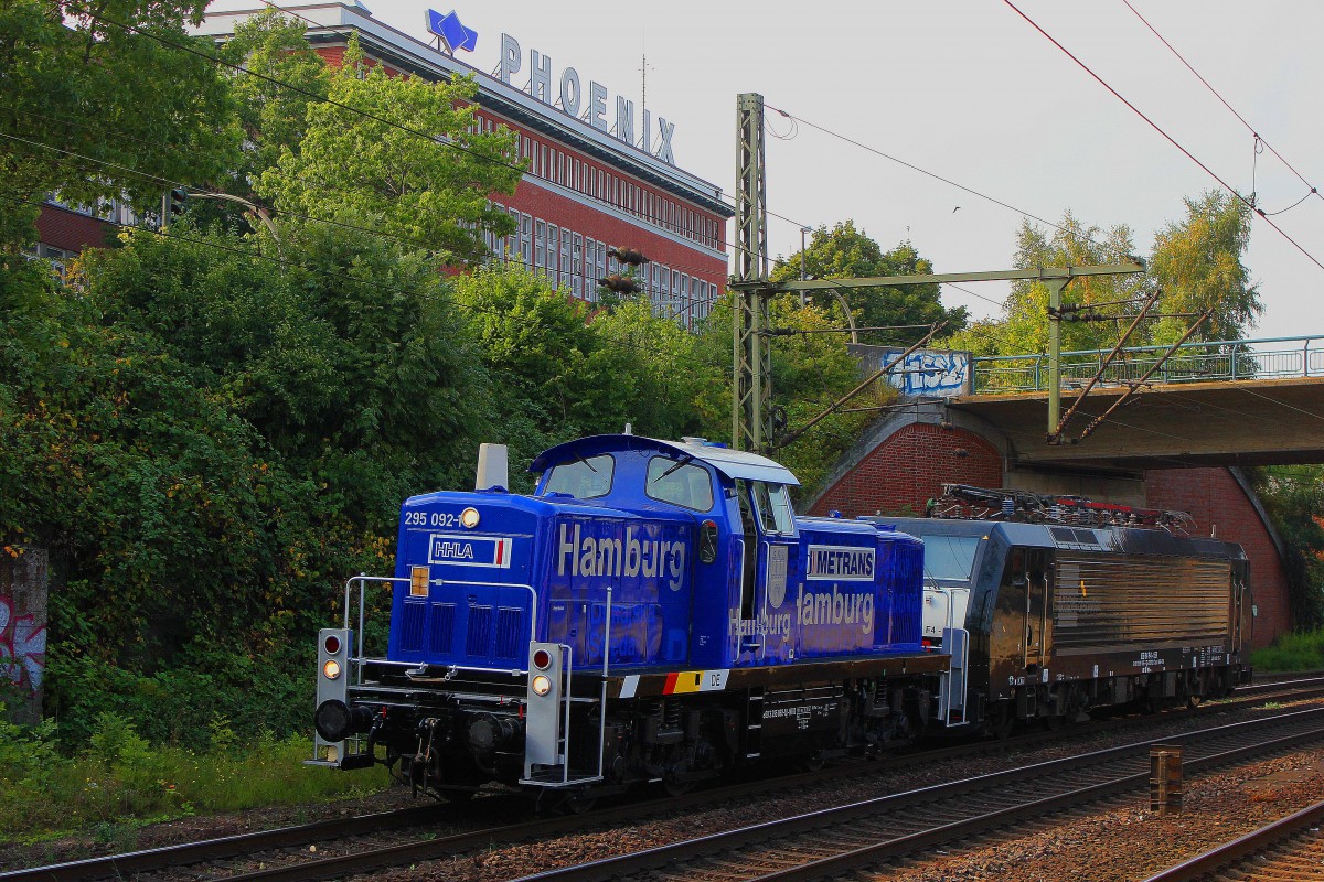 Die ex DB 295 092-1 wurde an das Unternehmen Metrans / HHLA verkauft und wurde im AW Bremen Aufgearbeitet und Zeigt sich am 05.09.2014 im Neuen Glanz in Hamburg Harburg mit der ES 64 U2- 159 im Schlepp.