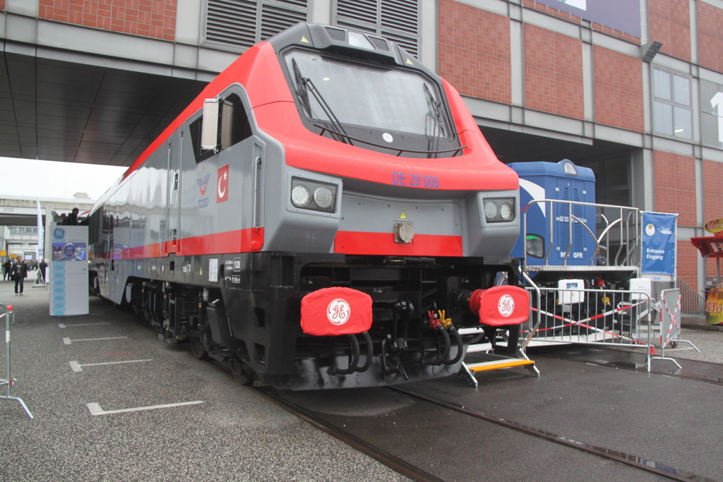Die von GE Transportation (GE PowerHaul) konzipierte CLAAS 70 mit der fr Trkei gltigen Bezeichnung DE36000 (LOK DE 29 006) fr die trkische Bahngesellschaft TCDD auf der Inno Trans 2014(26.09.2014