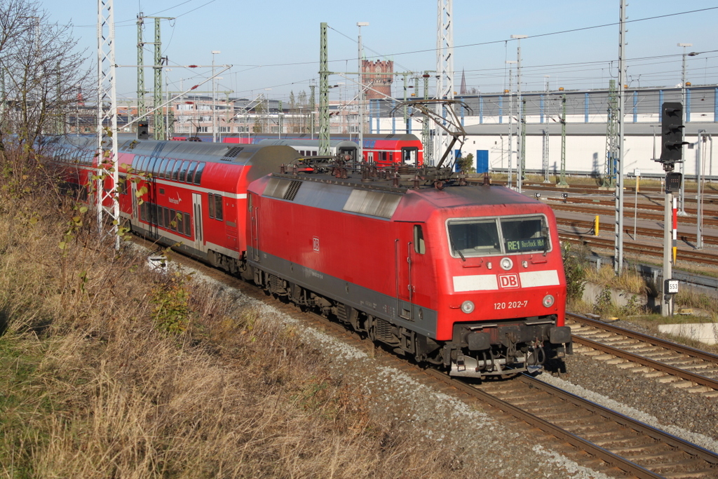 Die Hoffnung auf 182 017 war am 13.11.2016 dahin als 120 202-7 mit RE 4309 von Hamburg Hbf nach Rostock Hbf im Rostocker Hbf rein kam.