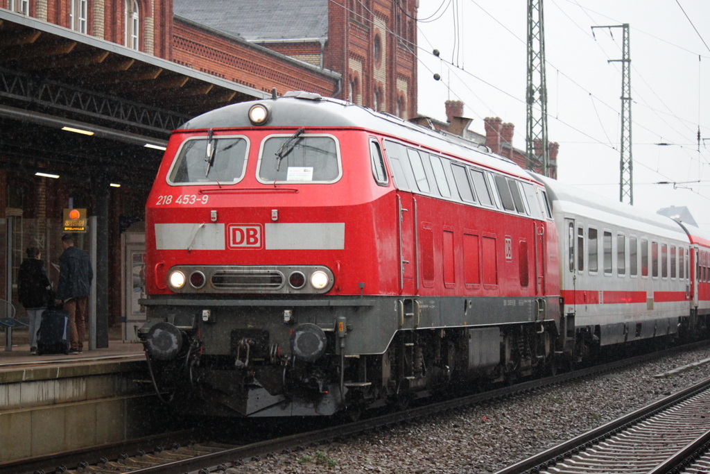Die Kieler 218 453-9 mit dem Stammstrecken Shuttle IC 18649 von Berlin-Ostbahnhof nach Hannover bei der Einfahrt im Bahnhof Stendal.05.10.2013