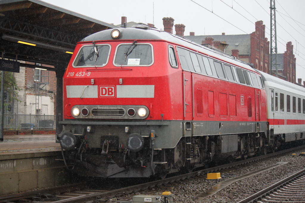 Die Kieler 218 453-9 mit dem Stammstrecken Shuttle IC 18649 von Berlin-Ostbahnhof nach Hannover kurz vor der Abfahrt im Bahnhof Stendal.05.10.2013