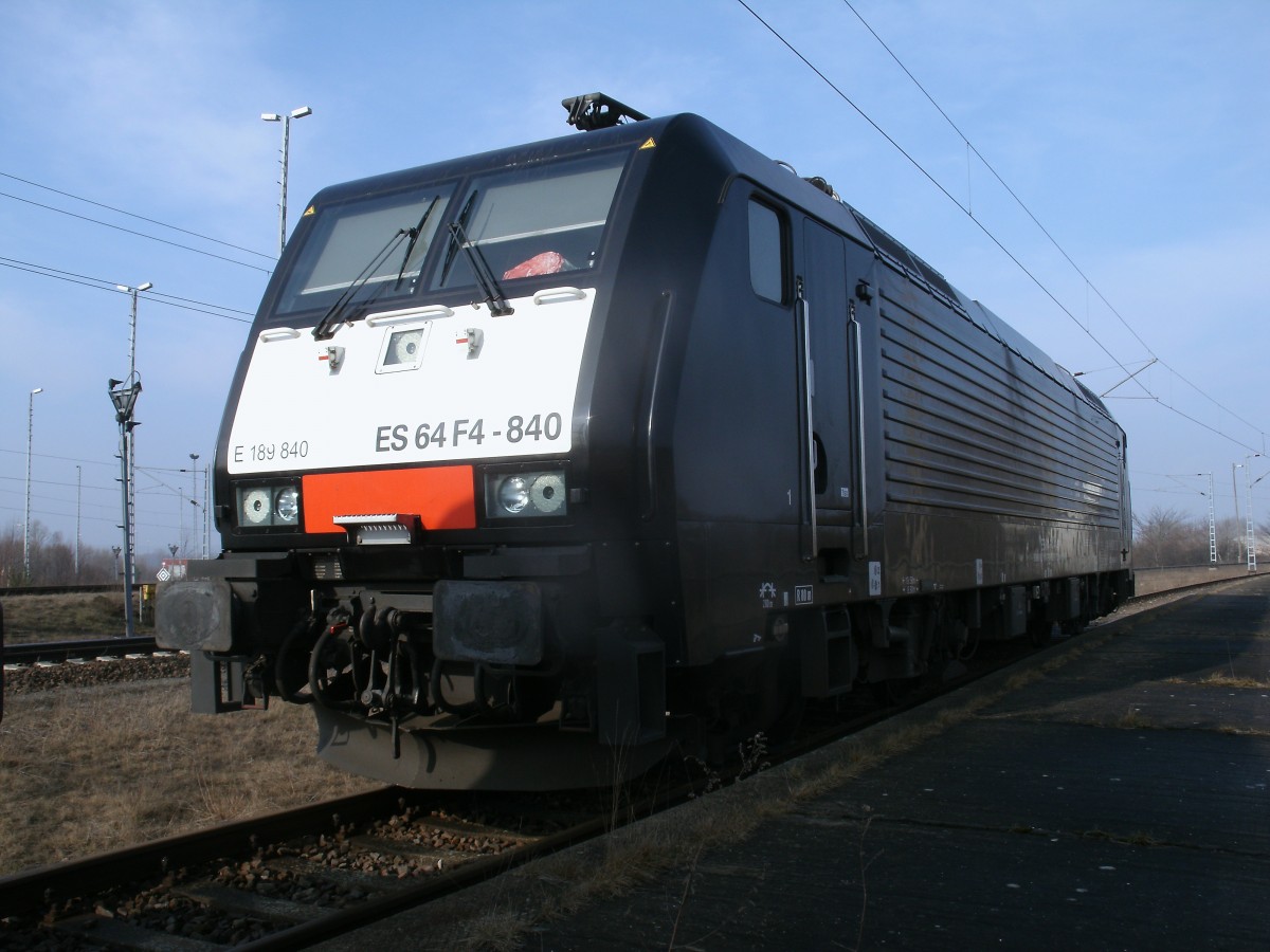 Die MRCE ES64F4-840,am 01.März 2014,in Mukran Mitte.