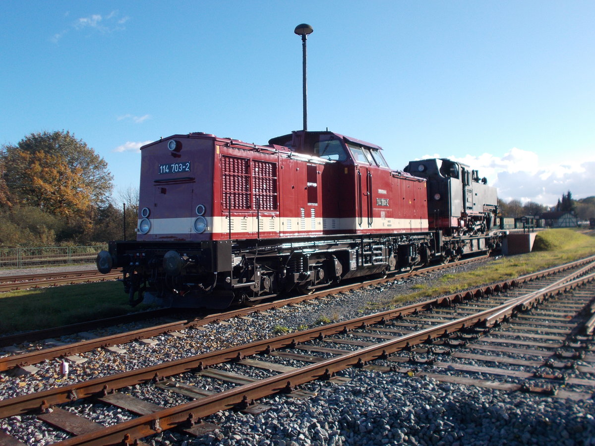 Die MTEG 114 703 und 99 1783,am 30.Oktober 2017,in Putbus.