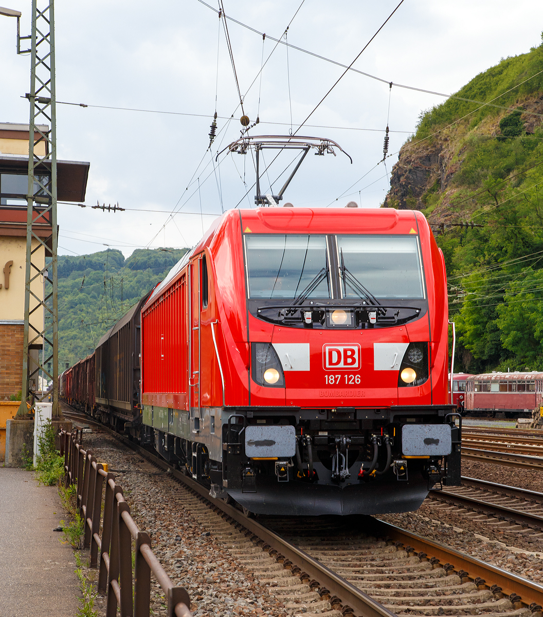 
Die nagelneue 187 126-8 (91 80 6187 126-8 D-DB) der DB Cargo Deutschland AG fährt am 16.06.2017 mit einem gem. Güterzug durch Linz am Rhein in Richtung Süden. 

Die TRAXX F140 AC3 wurde 2017 von Bombardier in Kassel gebaut. Die BR 187 (TRAXX F140 AC3) der DB Cargo Deutschland AG haben keine Last-Mile-Einrichtung (Dieselmotor). Nach derzeitigen Planungen ist für den großen Rahmenvertrag von bis zu 450 Lokomotiven auch kein Einbau des Dieselmotors vorgesehen.