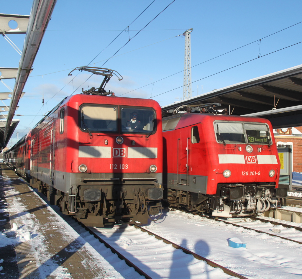 Die Rostocker 112 103-7+114 040-9(hinten) mit RE 4359 von Rostock Hbf nach Lutherstadt Wittenberg bei der Ausfahrt im Rostocker Hbf.29.12.2014