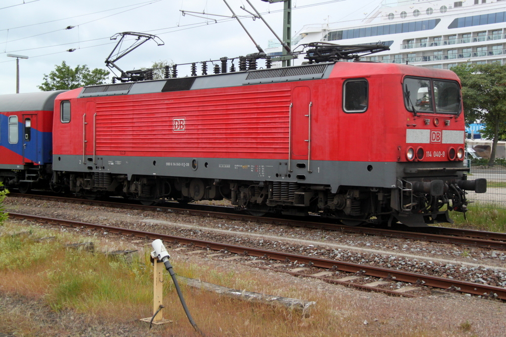 Die Rostocker 114 040-9 mit RE 13280 von Warnemnde nach Berlin-Lichtenberg fuhr am 29.05.2014 mit +20 Minuten Versptung los Grund waren Verzgerungen bei den Touristen.
