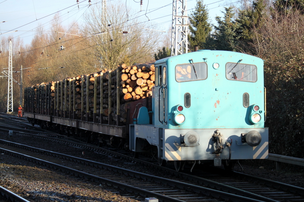 Die V22 vom Rostocker Fracht und Fischereihafen(RFH)mit dem Spitznamen Gordon stellte am Morgen des 28.02.2015 den Holzzug Rostock-Stendal im Bahnhof Rostock-Bramow zusammen.