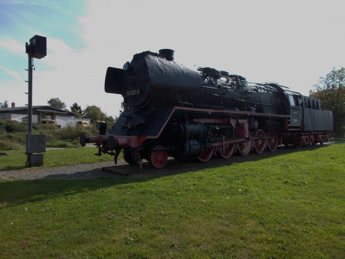 Die Wittenberger 50 3521-7 ist der Weg zum Schrotthändler erspart geblieben.In Meyenburg steht die Lok mit einem Gleissperrsignal vor dem Eisenbahnhotel.Aufnahme am 28.September 2014.