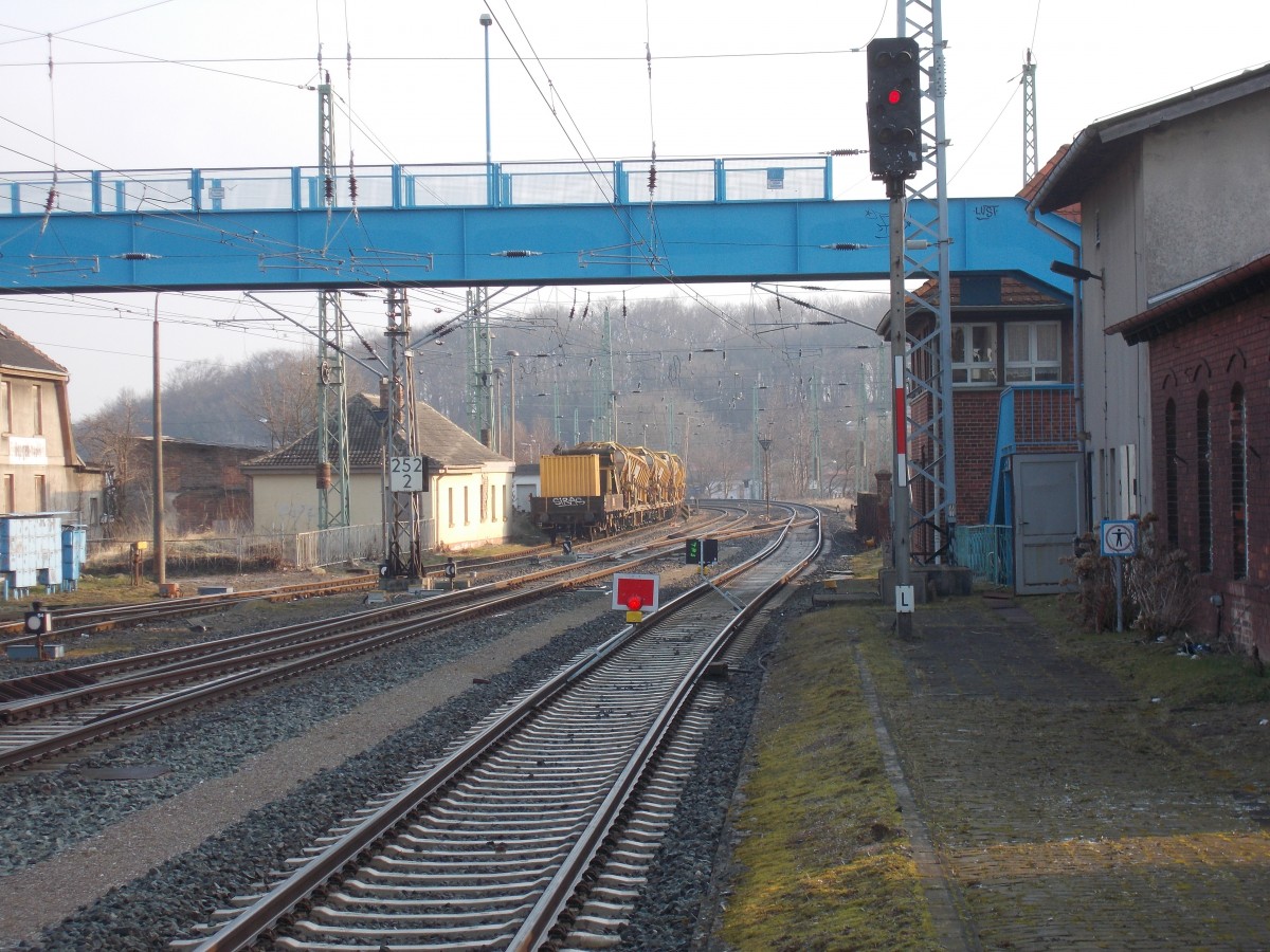 Diesen Anblick muß ich momentan jeden Morgen auf dem Bahnhof Bergen/Rügen ertragen:das Streckengleis in Richtung Lietzow ist gesperrt.Kleiner Trost es fahren ja auch noch Bauzüge.Aufnahme vom 16.März 2015. 