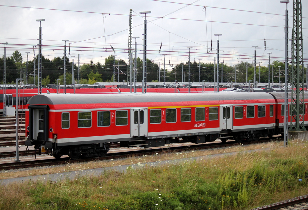 Dieser AByuuz 407.2 von DB-Regio Nordost Rostock stand am 12.07.2014 ohne Lok im BW Rostock Hbf abgestellt.