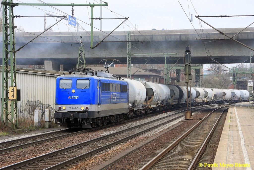 EGP 151 039 mit Dyckerhoff Zementzug in Hamburg-Harburg Richtug Süden am 26.03.2015