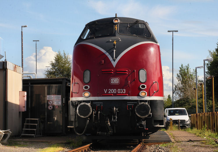 Ein Mitarbeiter der Eisenbahnfreunde Witten e.V hatte sich einen kleine Spass erlaubt, und die V200 033 kurzerhand mit de 220 043-4 versehen für die Fotografen.
