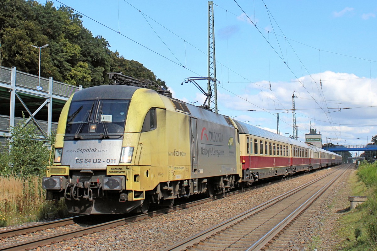 ES 64 U2-011 kommt mit einen Sonderzug vom Ostseebad Binz und ist auf den Weg nach Koblenz. Aufgenommen am 27.09.2015 in Tostedt.