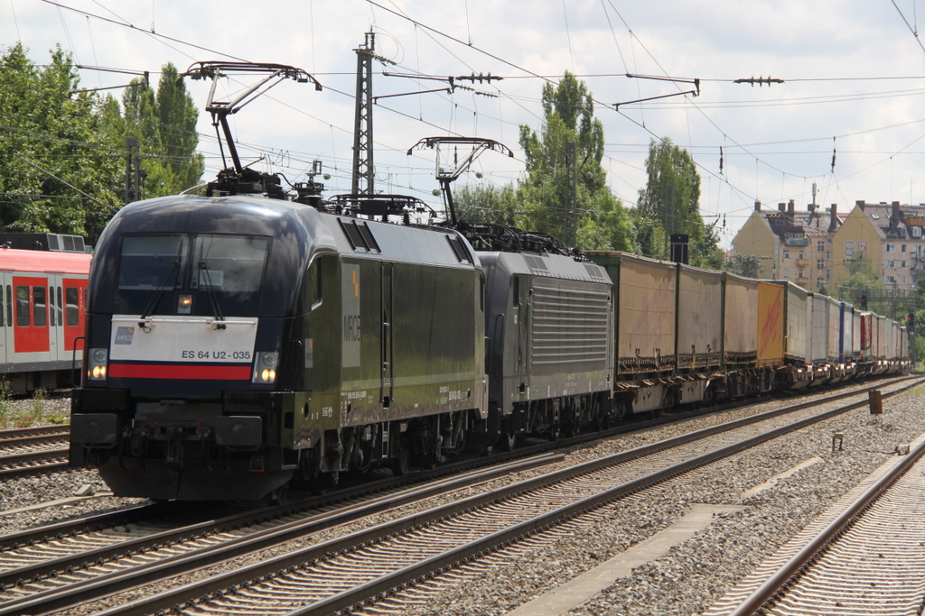 ES 64 U2-035+ES 64 F4-010 bei der Durchfahrt in Mnchen-Heimeranplatz.24.07.2016