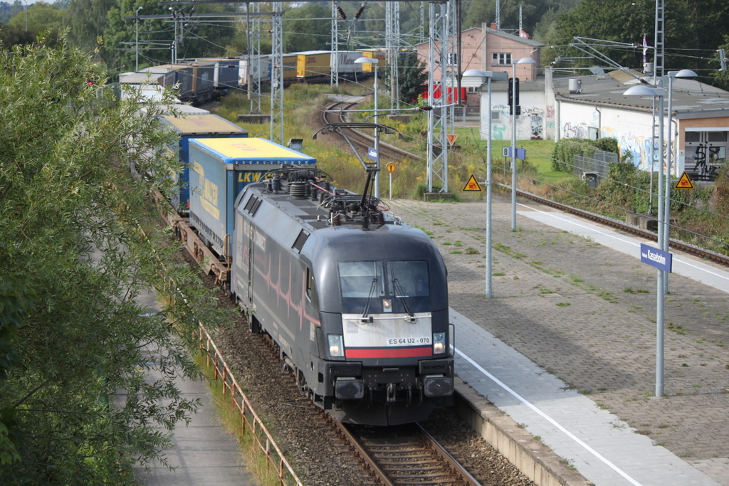 ES 64 U2-070  We love to connect  mit KLV-Zug von Verona nach Rostock-Seehafen bei der Durchfahrt in Rostock-Kassebohm.10.09.2017