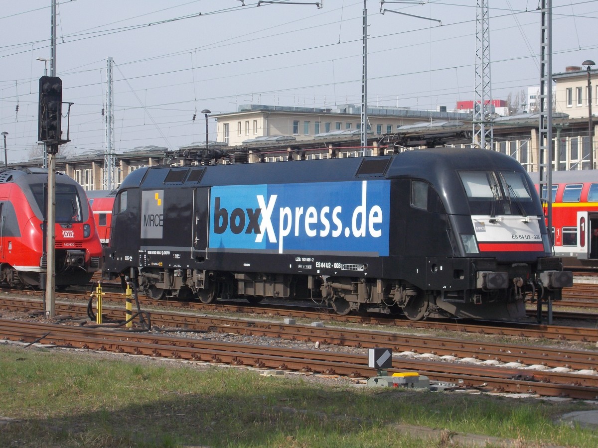 ES64U2-008 konnte man,am 11.April 2015,bequem vom Bahnsteig in Berlin Lichtenberg aus fotografieren.