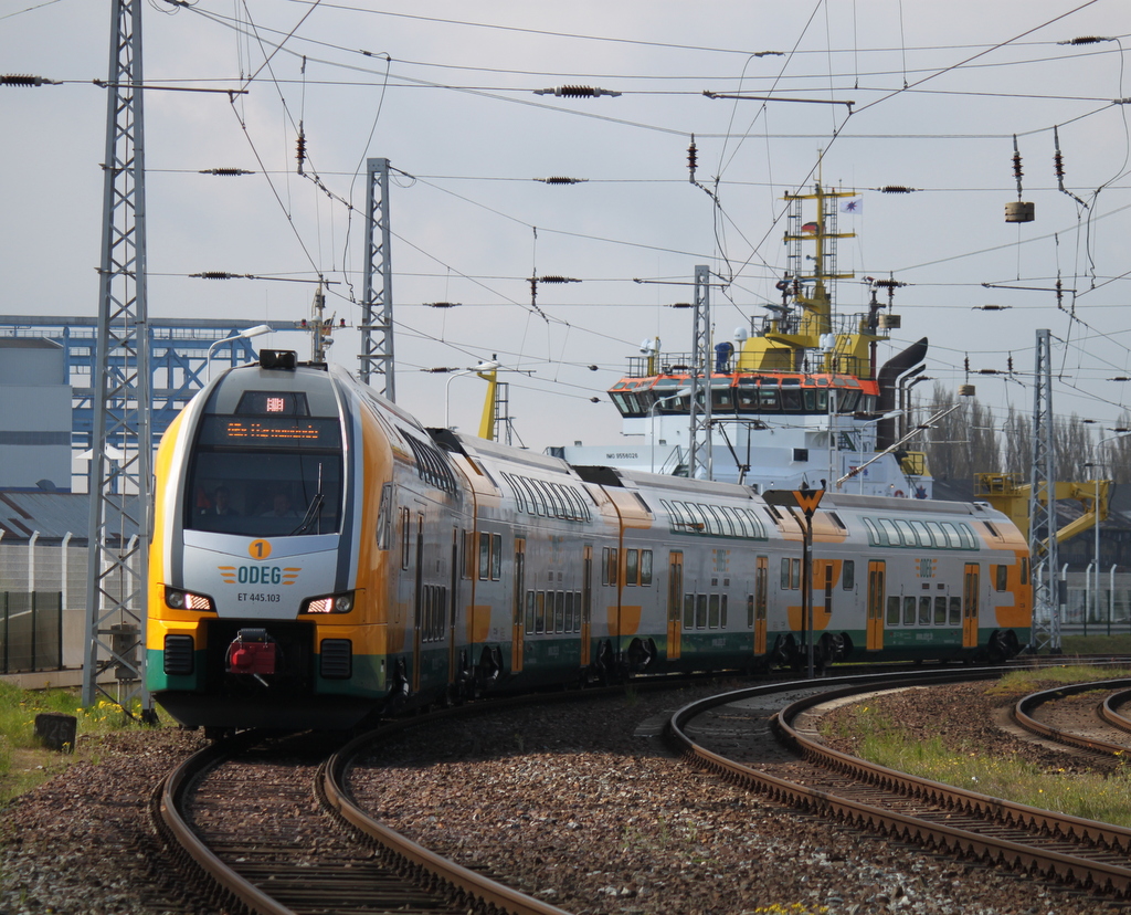 ET 445.103 als Sonderzug 79427(OstseeExpress)von Berlin Potsdamer Platz nach Warnemnde bei der Einfahrt im Bahnhof Warnemnde.02.05.2015