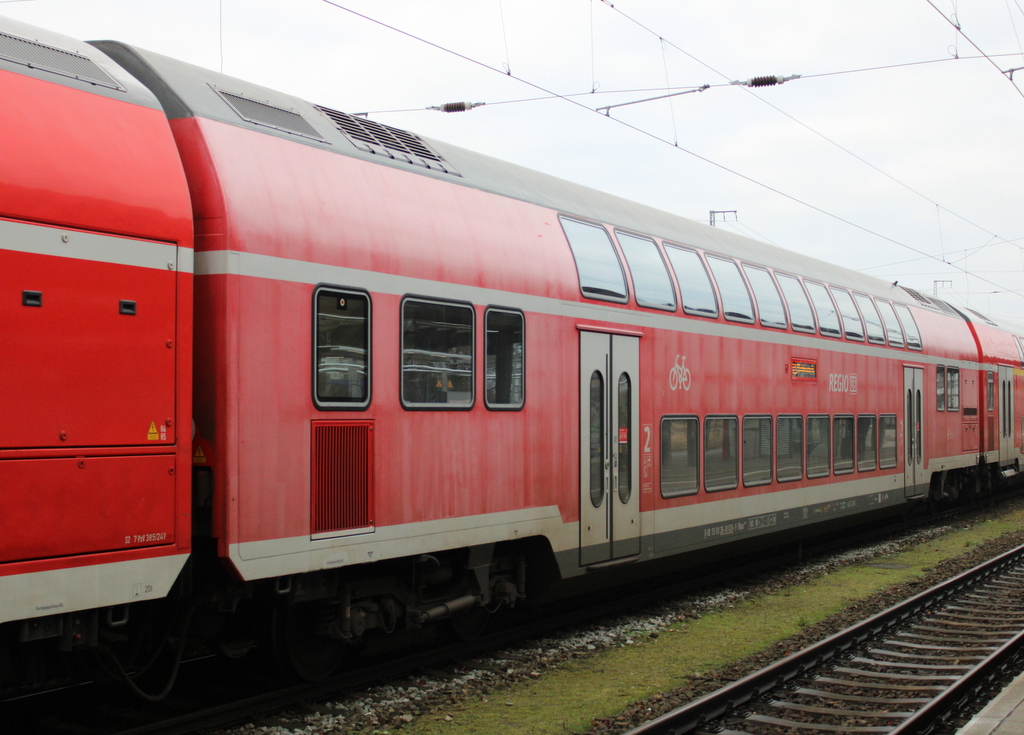 Etwas ausgeblichen sahe der D-DB 50 80 26-81-026-9 im Rostocker Hbf aus.29.12.2020