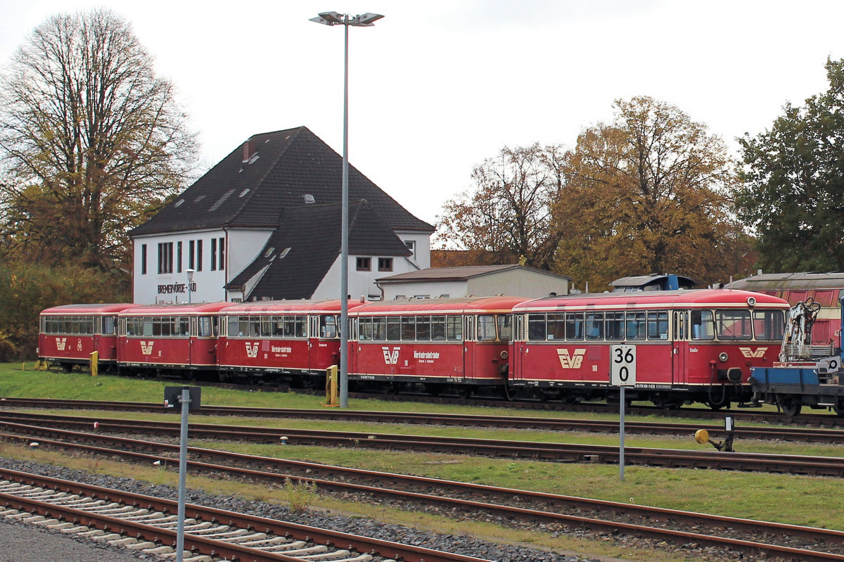 EVB Moorexpress am 30.10.2016 in Bremervörde. Von links nach rechts: EVB 118, -117, -168  Bremen , -116 und -169  Stade .