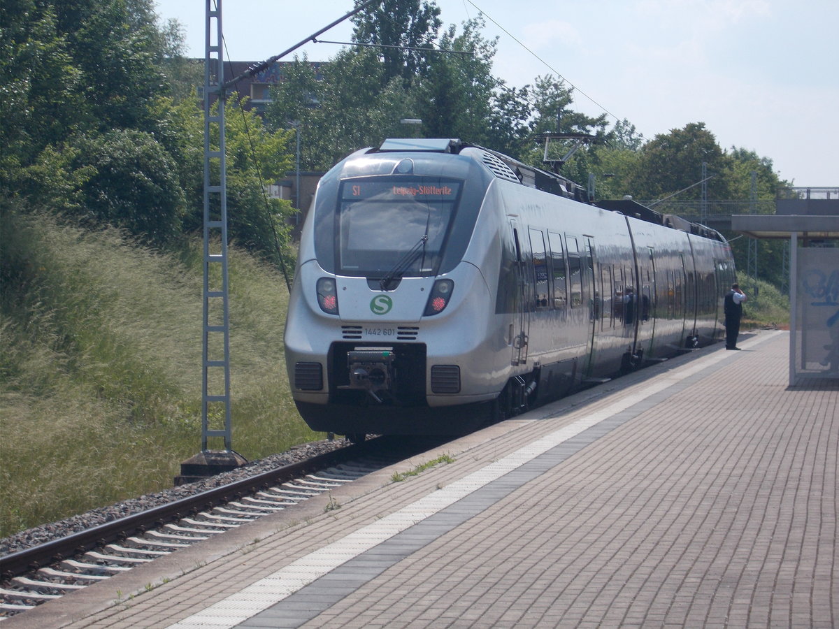 Für eine Zigarettenpause vom Zugpersonal reichte die Zeit von 1442 601 reichte die Zeit,am 05.Juni 2016,in Leipzig Miltitzer Allee.