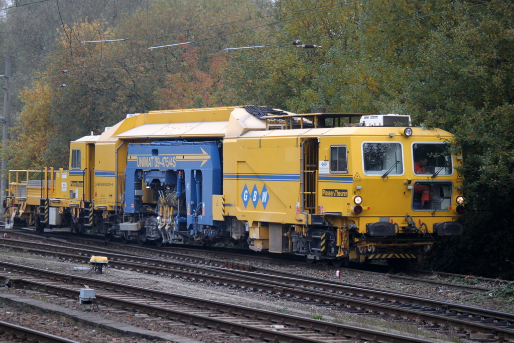 Gleisstopfmaschine P&T UNIMAT 09-475/4S stand am Morgen des 31.10.2015 im Bahnhof Rostock-Bramow.