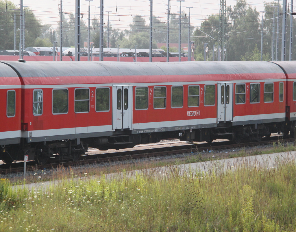 Halberstdter Mitteleinstiegswagen Byuuz stand am 29.07.2016 abgestellt im BW Rostock Hbf.