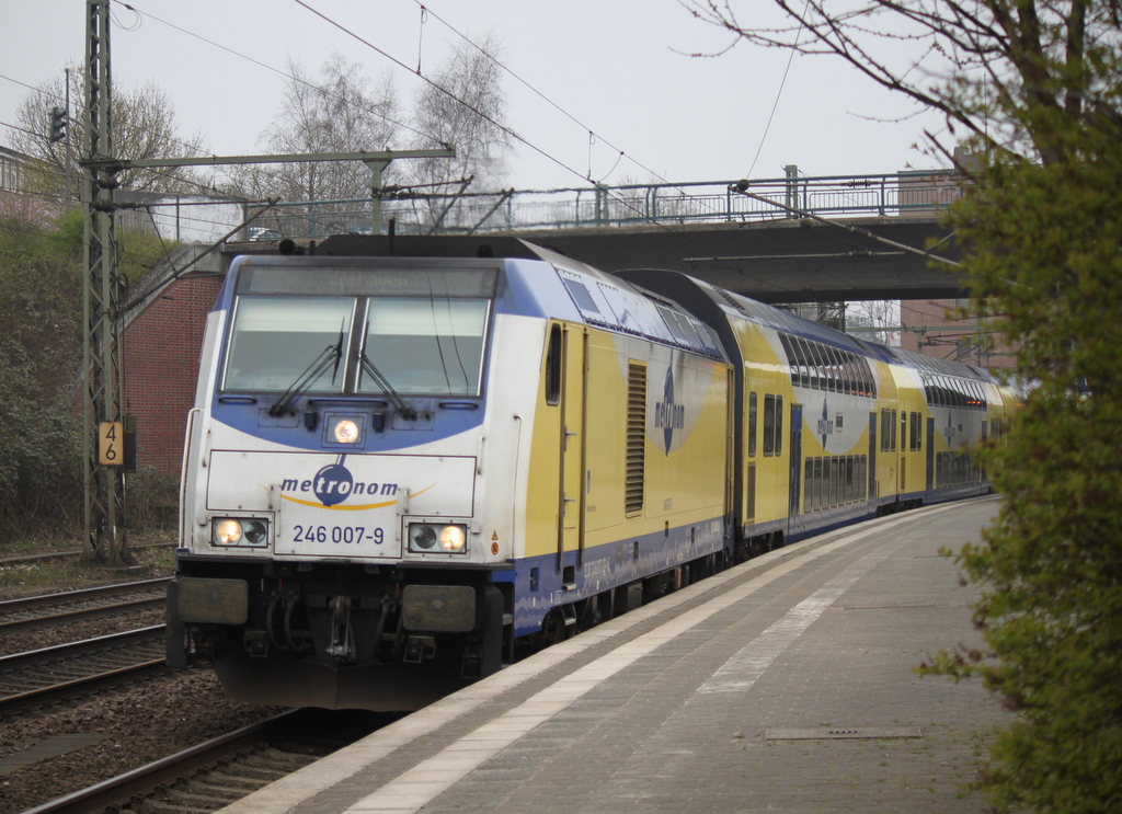 hinter dem Busch haben die Fotografen auf die 246 007 mit dem ME von Cuxhaven nach Hamburg Hbf gelauert.29.03.2014