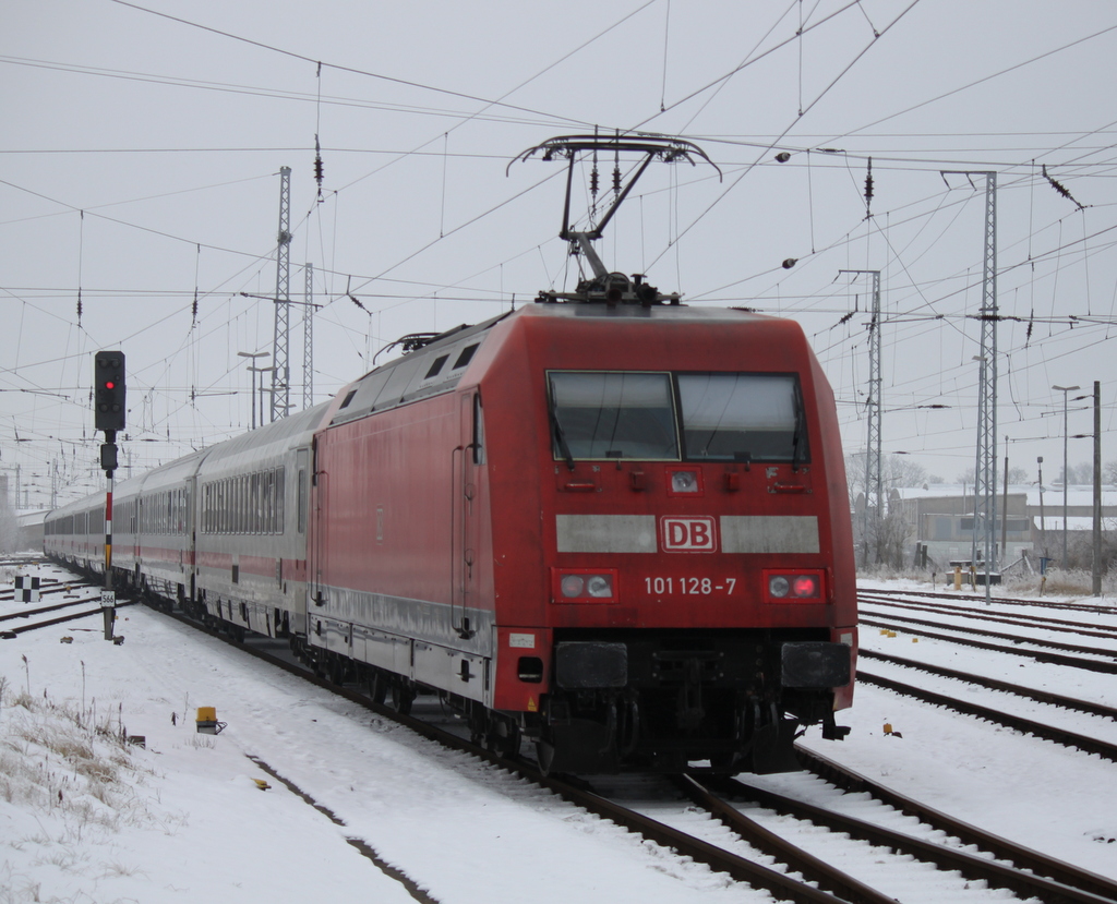 IC 2212(Koblenz-Binz)bei der Ausfahrt im Rostocker Hbf.06.02.2015