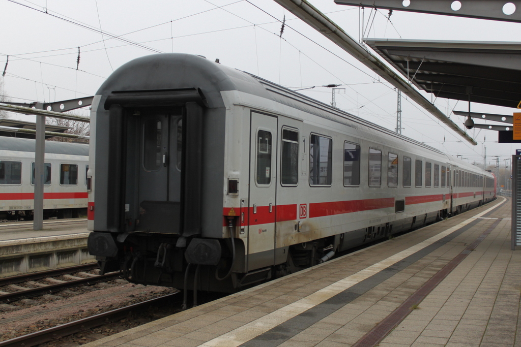 IC 2213 Kurswagen von Rostock Hbf nach Stuttgart im Rostocker Hbf.27.11.2015