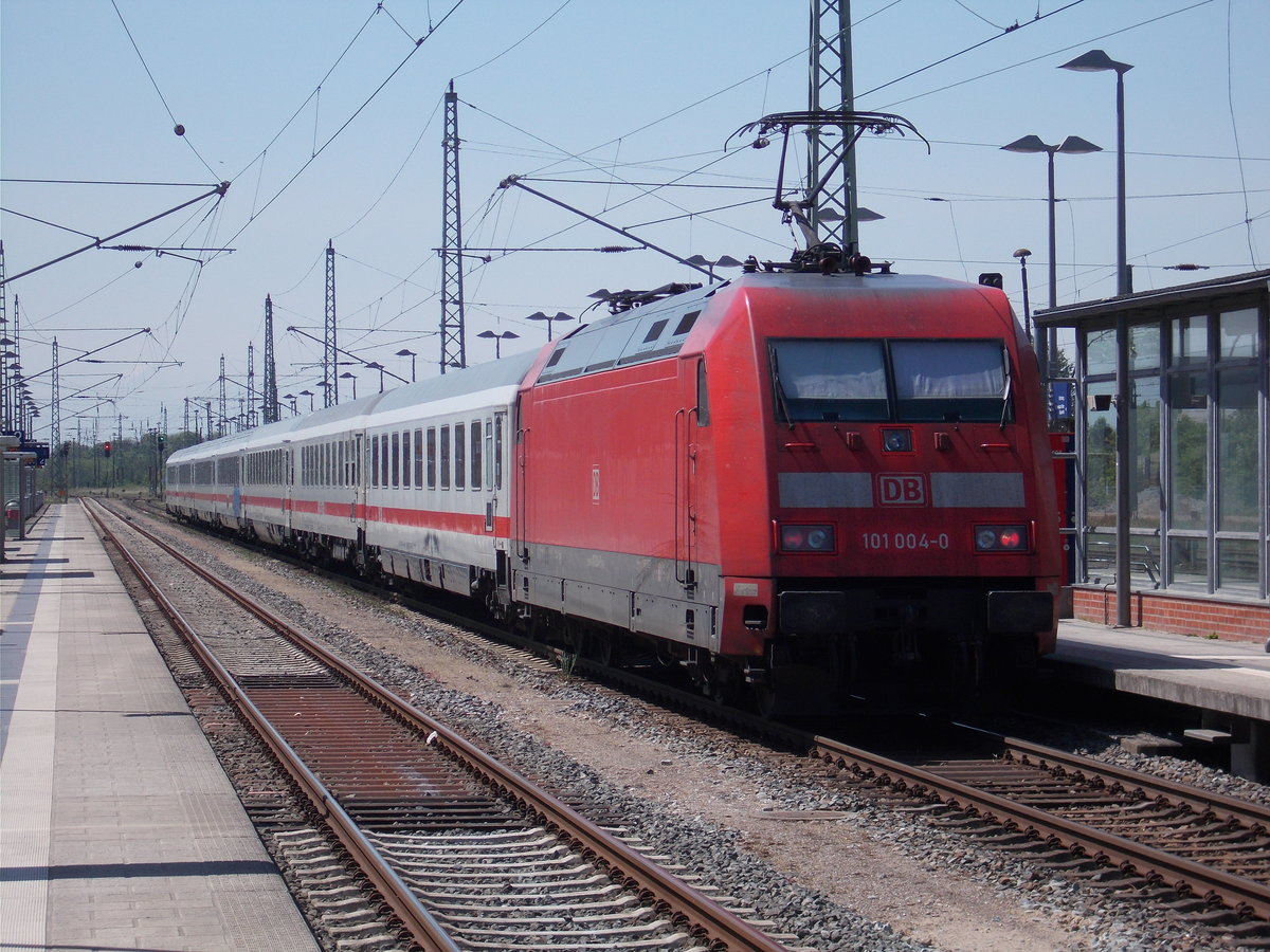 IC 2377 aus Binz endete,am 25.Mai 2016,nicht in Frankfurt/Main ein Stückchen weiter bis Karlsruhe war die 101 004-0 im Einsatz.Aufnahme in Bergen/Rügen.