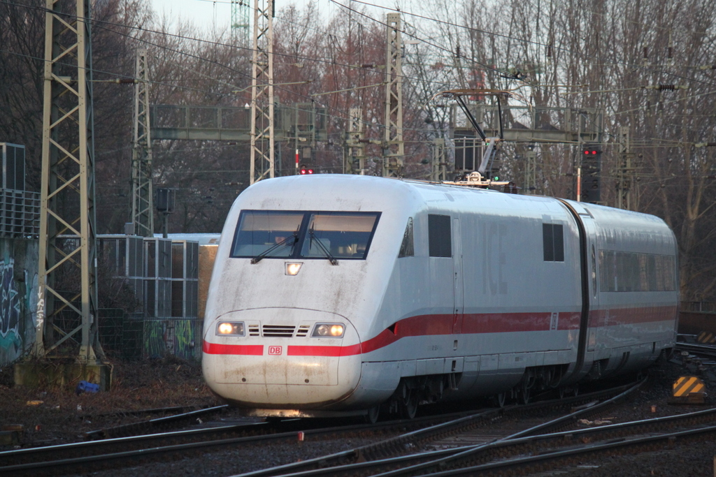 ICE 1 von Hamburg-Altona nach Stuttgart/Mnchen bei der Einfahrt im Hamburger Hbf.17.01.2015