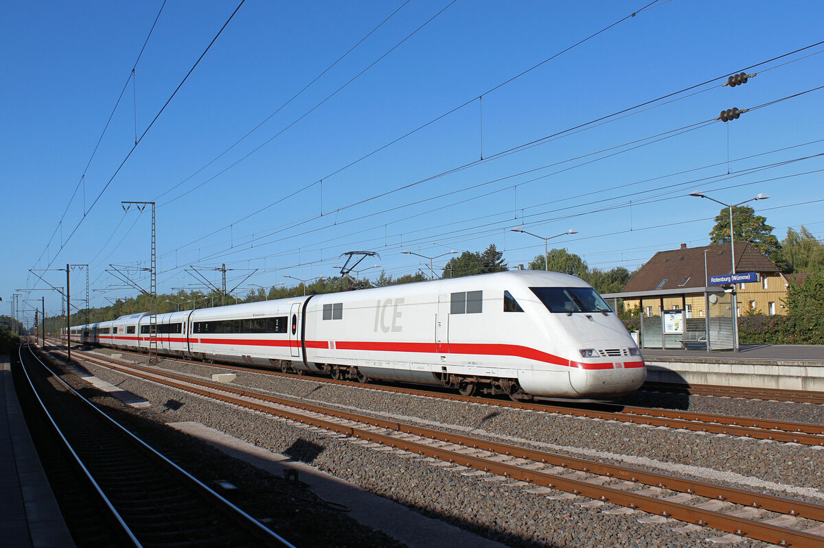 ICE 401 582-2 rauscht am 07.10.2022 durch den Bahnhof Rotenburg (Wümme).