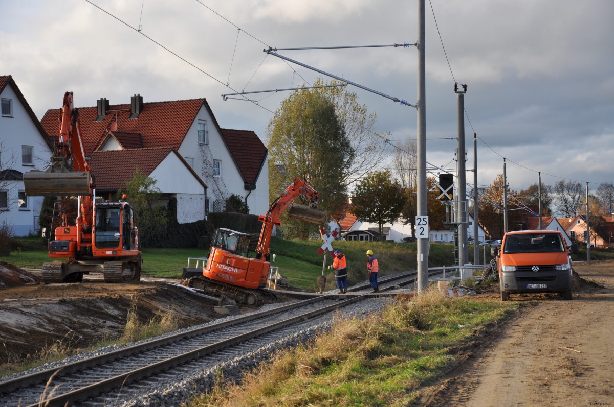 Im Rahmen der Elektrifizierung der Strecke München - Altomünster wurde bei Kleinberghofen ein kleiner Bahnübergang für Fußgänger und landwirtschaftliche Fahrzeuge neu angelegt, festgehalten am 16.11.2014.