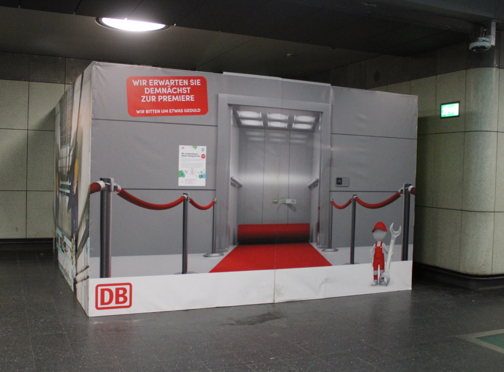 Im Zeitraum vom 28.08.23 bis 01.12.23 ist der Aufzug Gleis 8/9 im Rostocker Hbf wegen Bauarbeiten außer Betrieb. Der Ein- und Ausstieg von Rollstuhlfahrern ist nicht möglich.