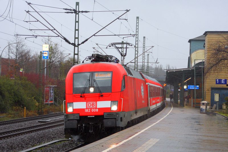IRE 18096 mit 182 008 in Hamburg-Harburg auf dem Weg nach Hamburg Hbf am 19.12.2014