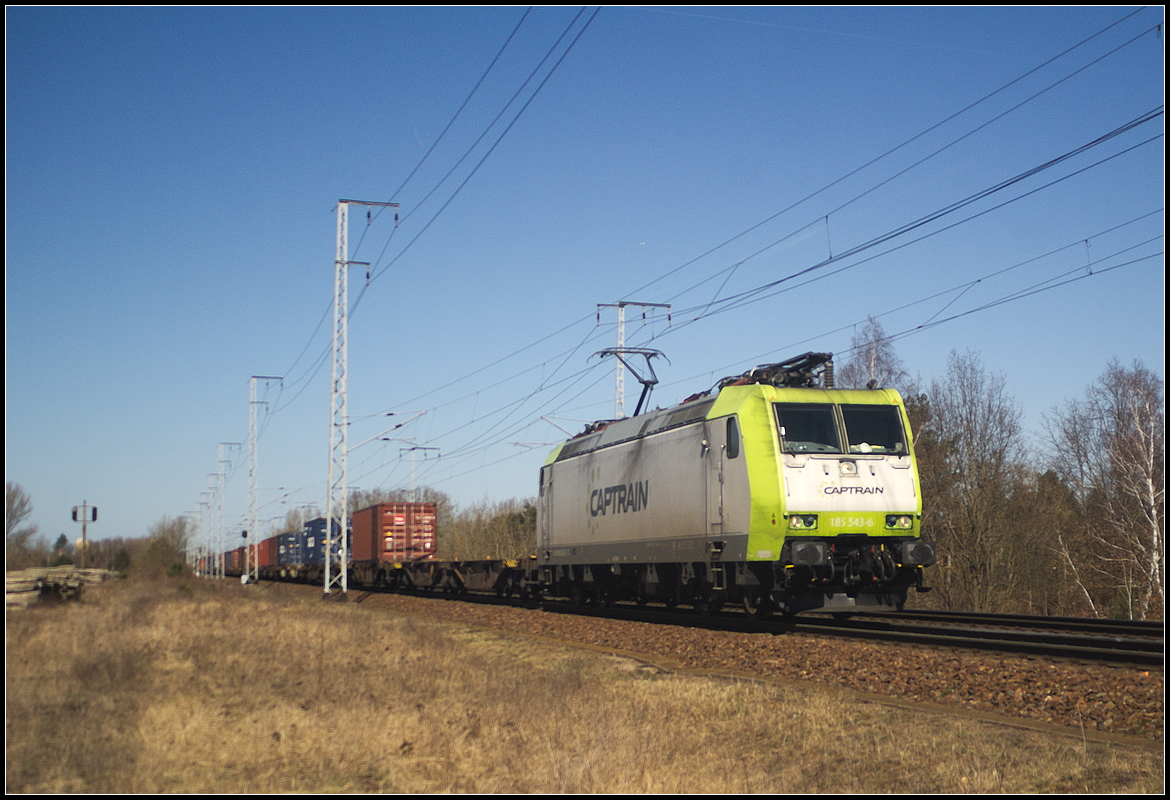 ITL 185 543-6 fuhr mit einem mäßig ausgelasteten Container-Zug am 06.04.2018 durch die Berliner Wuhlheide.