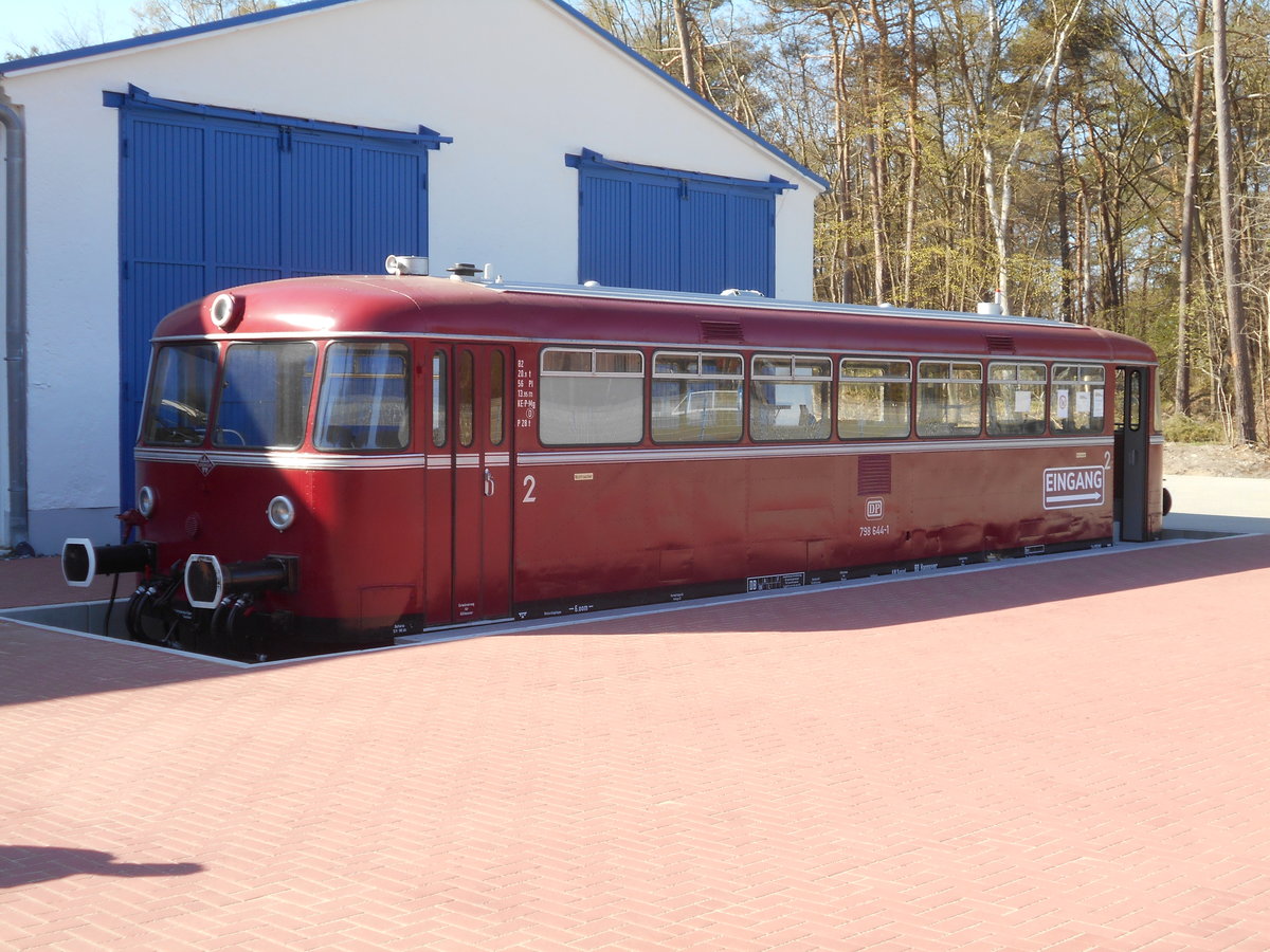 Jahrelang diente eine Berliner Straßenbahn als Kassenhäuschen,im Eisenbahn-und Technikmuseum in Prora,nun hat man den 798 644 als neues Kassenhäuschen ausgewählt.Aufnahme vom 30.April 2019.