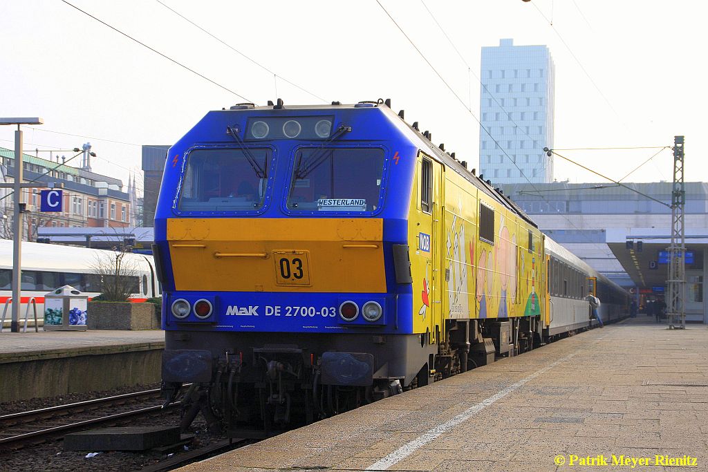 MaK DE2700-03 mit RE6 nach Westerland am 16.02.2015 in Hamburg-Altona