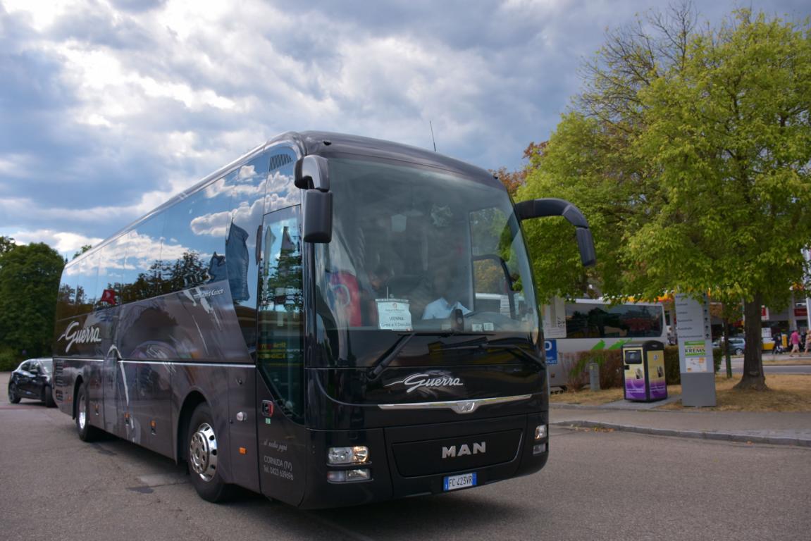 MAN Lion`s Coach von Guerra Reisen aus Italien 2017 in Krems.