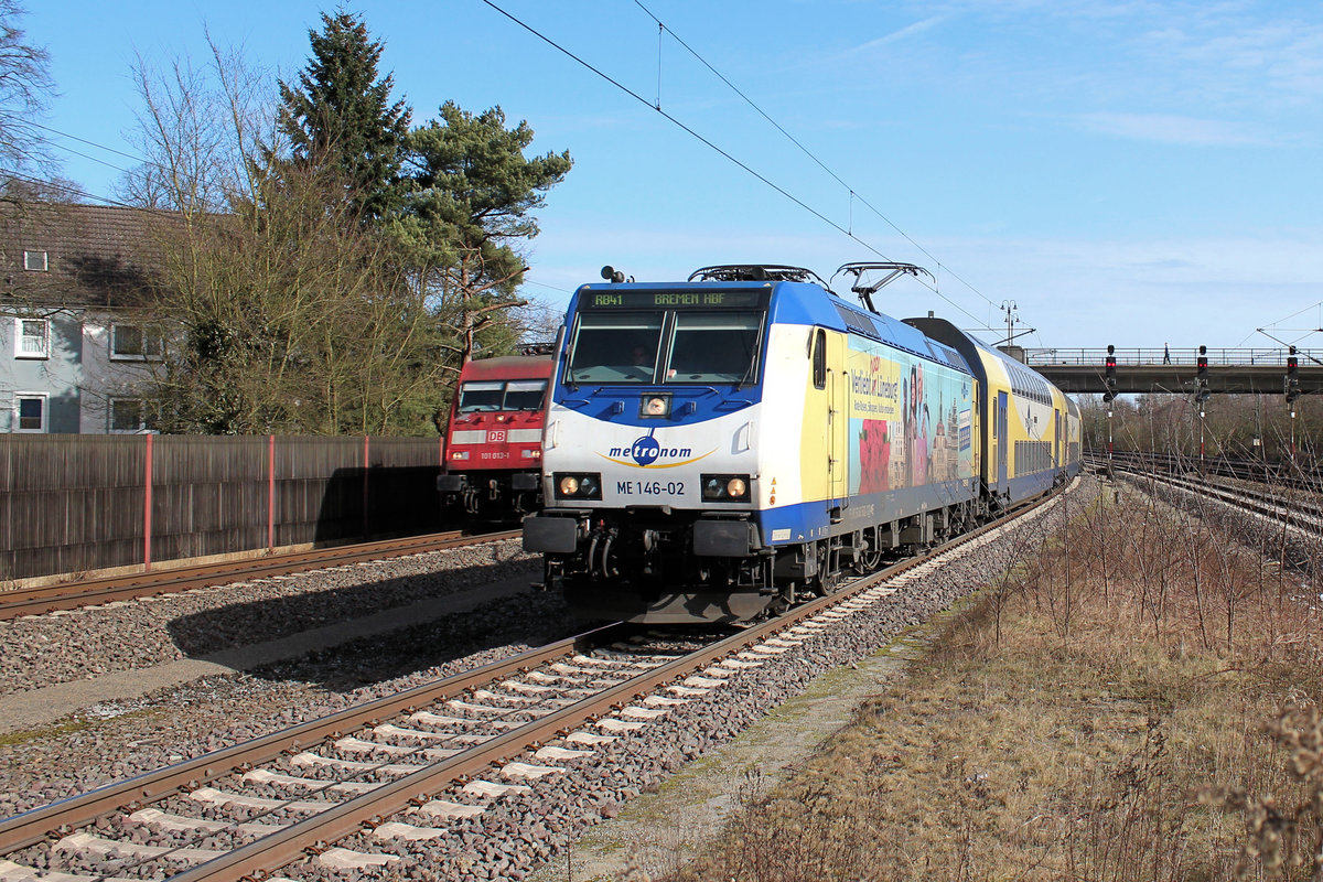 ME 146-02 fährt in den Rotenburger Bahnhof ein, während 101 013-1 gerade vorbeirauscht. Datum 11.03.2017