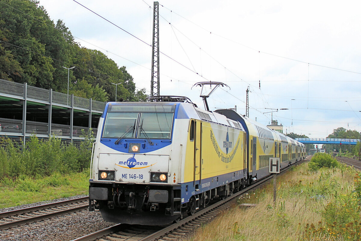 ME 146-18 macht gleich  Halt  im Tostedter Bahnhof. Datum: 29.07.2023