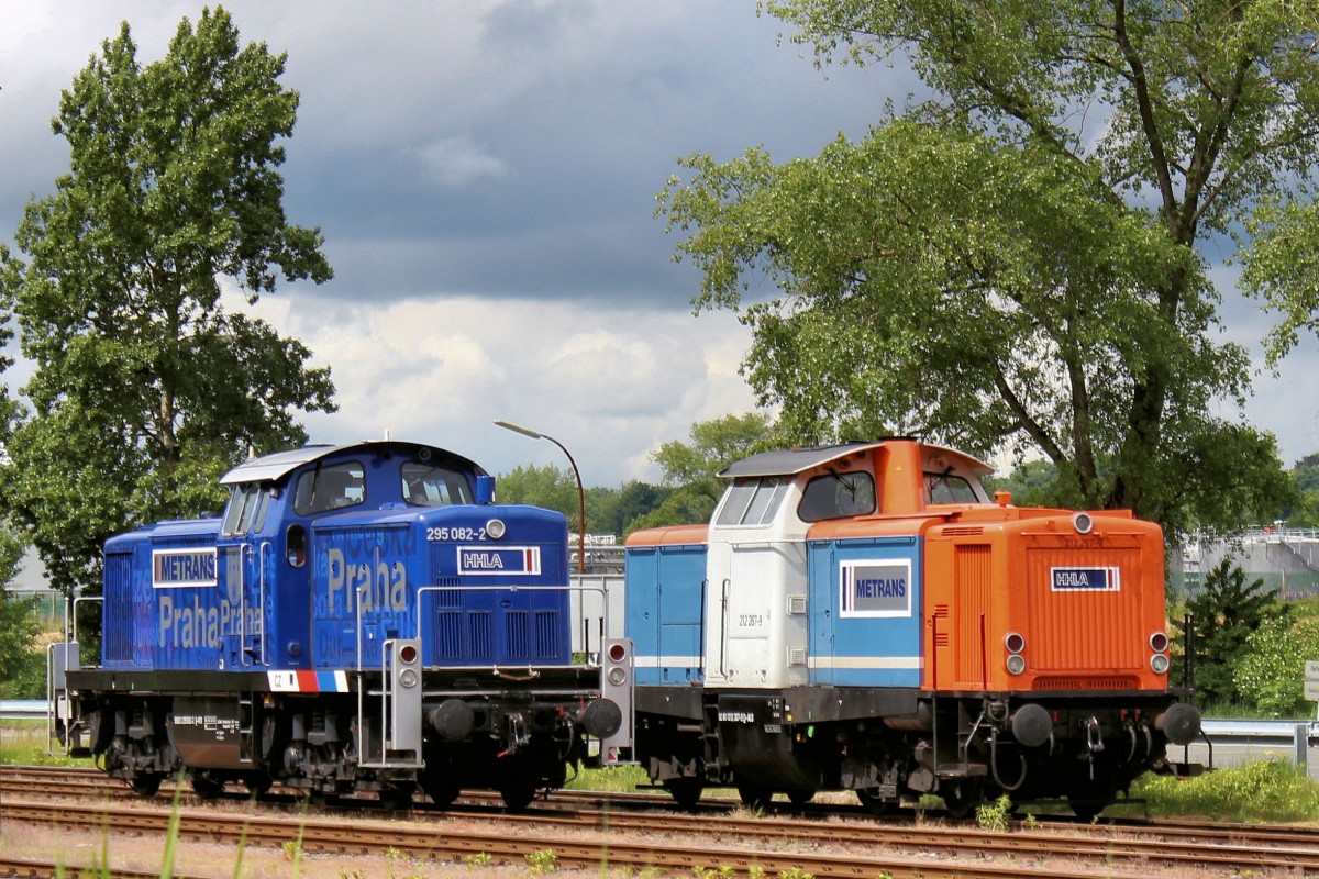 METRANS 295 082-2 und 212 267-9 am 30.05.2015 in Hamburg - Waltershof.