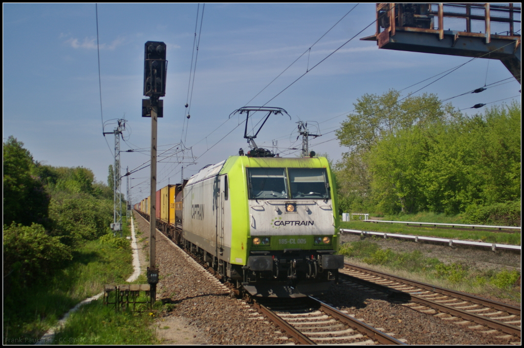 Mit einem Intermodalzug kam am 11.05.2017 die von RBB angemietete 185 505-5 durch den Bahnhof Berlin-Hohenschnhausen gefahren.